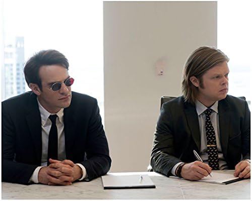 Daredevil (сериал 2015 - ) Картината е с размери 8 x 10 инча Чарли Кокс и Елдън Хенсън Седне на масата и да направи бележки kn