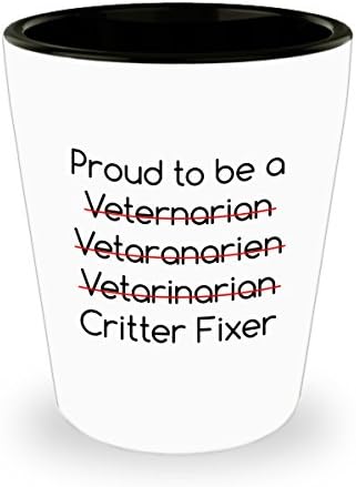 Забавен подарък ветеринар, Бяла Керамична чаша - Горд от факта, че се занимавам с Лечение на домашни любимци